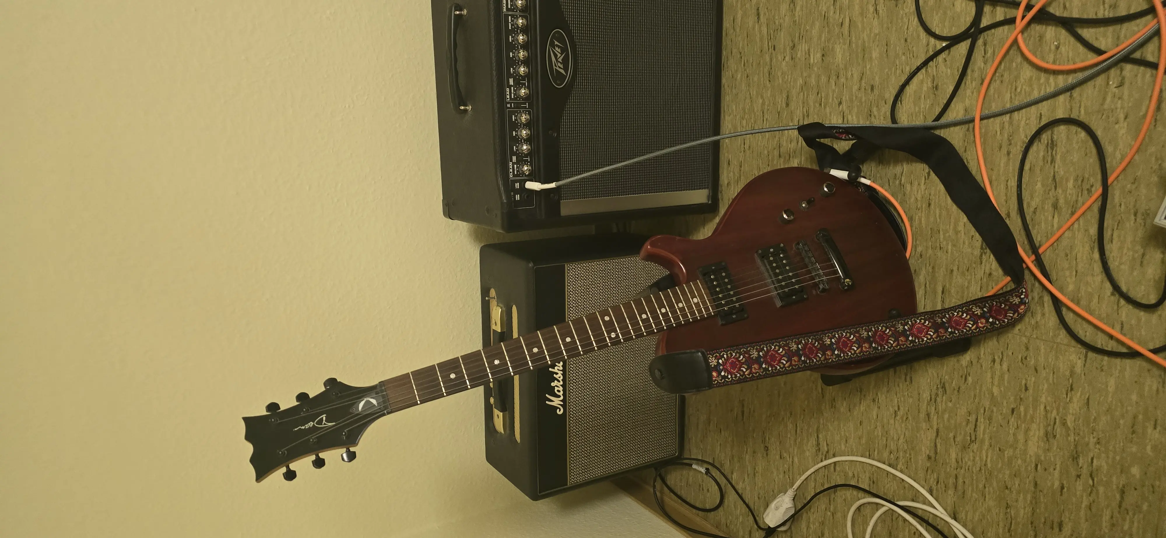 Lone Strikes Dean Evo XM und Peavey Bandit 112