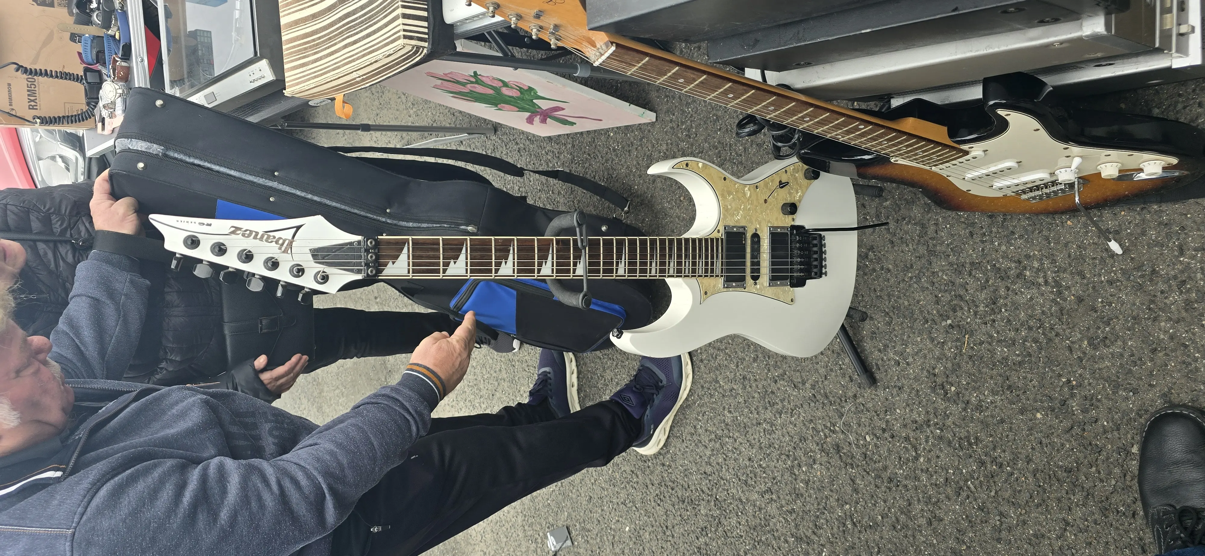 Lone Strike - Gebrauchte verbastelte Ibanez RG350DX mit eingebauten EMG Tonabnehmenern auf einem Flohmarkt.